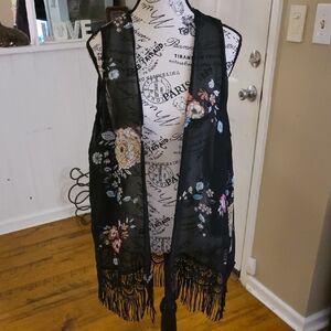 Eyeshadow Black and White Floral Top